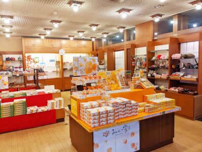 ◆売店／本館2階にある売店「参河」では、地酒や蒲郡名物のみかんを使用したお菓子などを販売しています