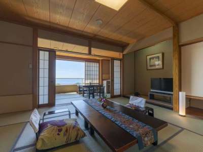 ◆客室 西館 有楽亭（一例）／日本の伝統美をテーマにした客室で、雄大な海と山々の景色に心癒されます。