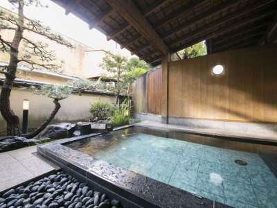 ◆庭園露天風呂（男湯）／木の香りただようぬくもりの湯。野趣あふれる庭園露天風呂です。