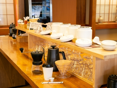 ◆セルフドリップコーヒーサービス／豆挽きからコーヒーを楽しめます（ロビーにて6～9時、15～18時）