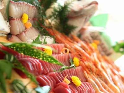 ◆ディナーブッフェ（イメージ）／和洋40品のブッフェでは、お刺身や揚げたて天ぷらもお楽しみいただけます。