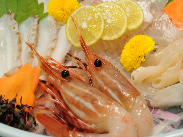 ◆夕食：お造りも近海産の新鮮なお刺身をご用意しております。