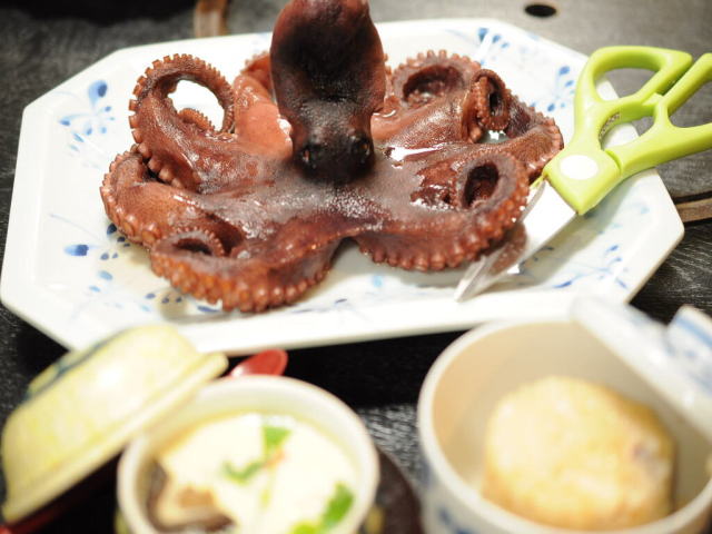 ◆夕食：日間賀島のタコは格別。身は柔らかくプリプリです（たこの丸ゆでは５名様で１匹です）