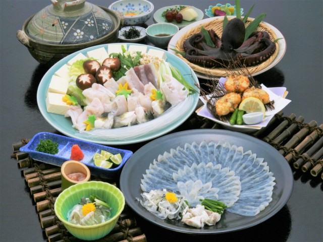 ◆夕食：日間賀島のとらふぐは上質です。新鮮なてっさをどうぞ。