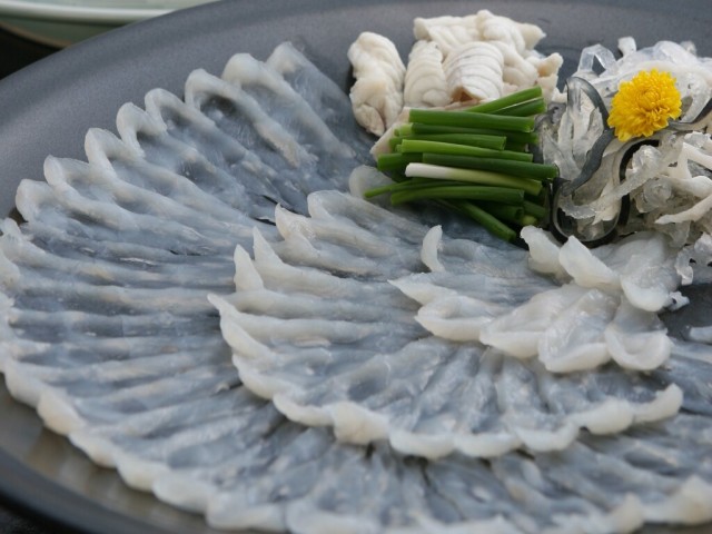 ◆夕食：日間賀島のとらふぐは上質です。新鮮なてっさをどうぞ。