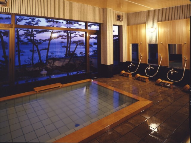 ◆大浴場：窓の外は庭園、そしてその先には広い海が。