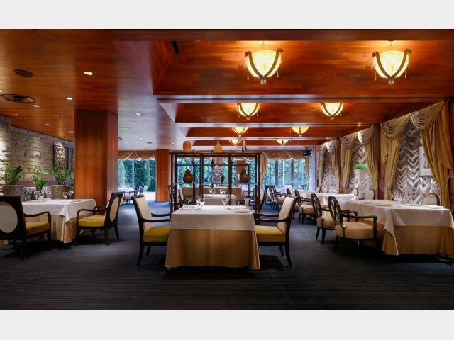 大きな窓と落ち着いた雰囲気が特徴のフレンチレストラン「エスコフィエ」