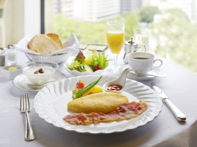 ルームサービスの朝食で至福のひとときを