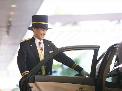 ご滞在のはじまりはドアマンのお迎えで・・・