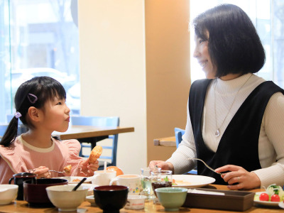 新鮮な食材を使った朝食ビュッフェを、ご用意しております。ご家族やご友人と朝食をお楽しみください♪