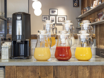 【朝食】ビュッフェゾーン：コーヒーはお部屋にお持ちいただけます。