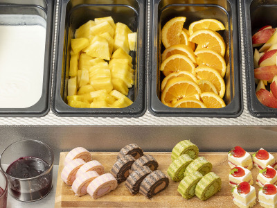 【朝食】ビュッフェゾーン：食後に一口サイズのプチケーキはいかがですか？