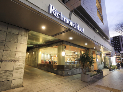 入口<夜間：伏見駅からの外観>