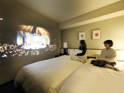 お部屋の広くて真っ白な壁が大画面スクリーンに！！ごゆっくりくつろぎたい方におすすめです。