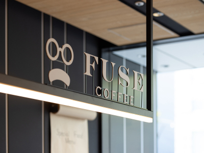 【FUSE COFFEE】カフェの営業時間は7：00〜19：00（L.O. 18：30）です。