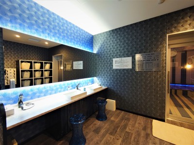 男性　大浴場　脱衣所