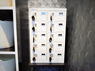 男性　大浴場　脱衣所　ロッカー