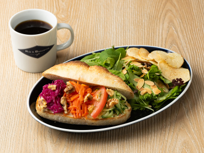 ◆【宿泊者限定】朝食サンドウィッチセット（チップス・サラダ・ドリンク付）フムス＆5種ベジタブル◆