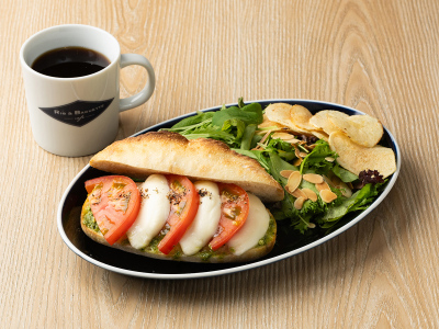 ◆【宿泊者限定】朝食サンドウィッチセット（チップス・サラダ・ドリンク付）トマト&モッツアレラ◆