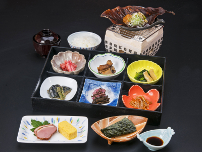 ◆飛騨地方の郷土料理　朴葉味噌焼き付き和朝食膳