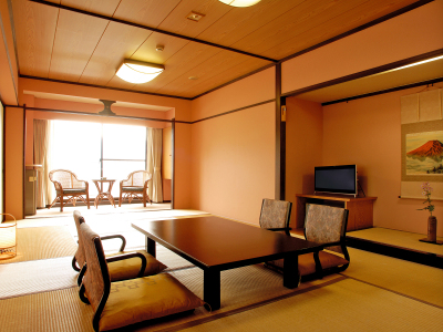 【部屋】新館和室街側12畳　温泉街を望む広々とした和室