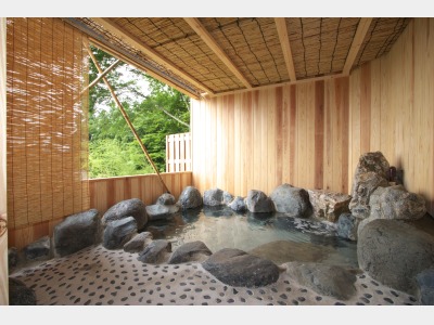 貸切露天風呂 １組４０分１０００円となります。 ご予約は当日、ご到着されてからとなります。