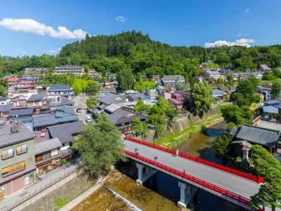 川側客室からは赤い中橋と古い町並みが眺められます