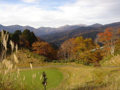 紅葉のゴルフコースと白山