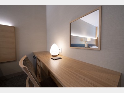 デラックスルームのデスク