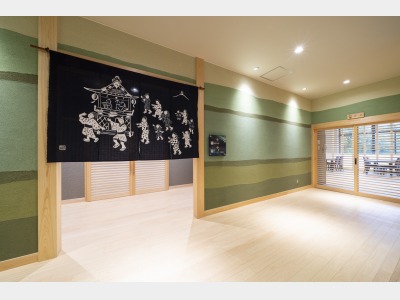 レストランの入り口に藍染めの暖簾が...