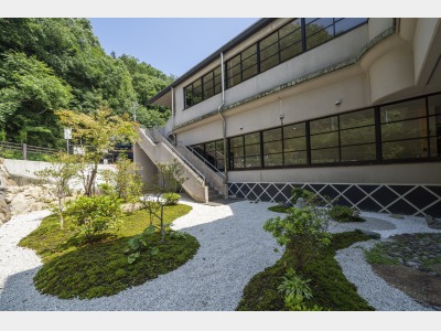 デラックスルームのお部屋の前にあるお庭は季節の草花がさきます。