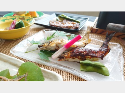 天然郡上鮎の塩焼きと田楽二種類食べ比べ