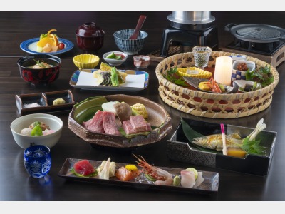 飛騨牛、鮎など地元の食材を使用した会席をおだししております