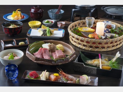 飛騨牛、鮎など地元の食材を使用した会席をおだししております