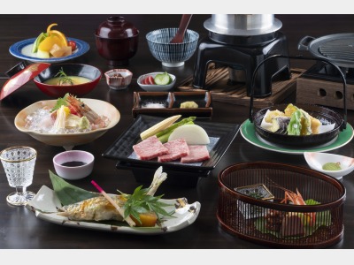 飛騨牛、鮎など地元の食材を使用した会席をおだししております