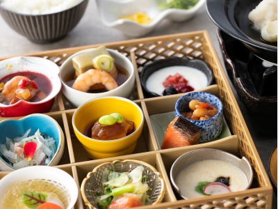 【朝食】お一人様ずつの和食膳をご用意いたします