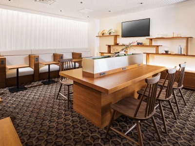 「ステイゲストラウンジ」個別ソファやロングテーブルを配置し、1名様でもお気軽にご利用いただけます。