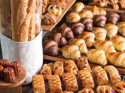 □朝食□ひとくちサイズの焼きたてパンをご用意しています。※パンの種類は季節により異なります。