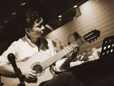 ◇Music Hour ◇ 多彩なアーティストによるステージを日替わりでお楽しみください♪