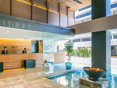 《North棟》フロントデスクはこちらです。ファイヤーピットの炎を目印にお越しください♪