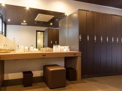 ■脱衣場■ドライヤーやクレンジング、化粧水等をご用意しています。清潔で十分な広さのある脱衣場です。