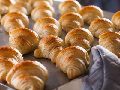 □朝食□パンは毎朝焼きたてをご用意。外はパリッと、中はふんわりとした食感をお楽しみください。