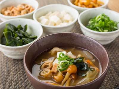 □朝食□和食派には欠かせないお味噌汁。お好みのトッピングでお召し上がりください。