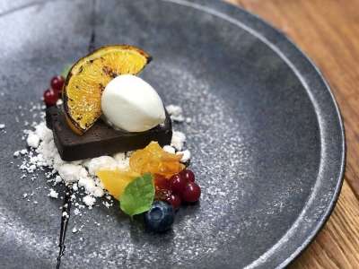 ■ディナー（メニュー例）■チョコレートのテリーヌとオレンシの一皿 ※季節メニュー