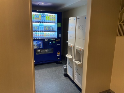 自動販売機（各階）、製氷機（2階）
