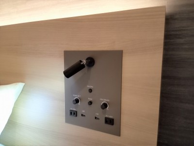 ダブルルーム枕元