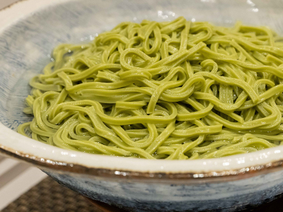 【朝食会場】　ご提供メニュー例　宇治抹茶入りうどん