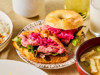 朝食ビュッフェ｜ローストビーフと野菜を贅沢にサンド。クロワッサンとベーグルで楽しむ華やかな朝食。