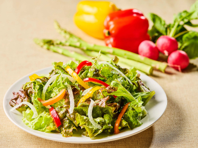 朝食ビュッフェ｜ホテルの朝食ビュッフェで楽しめる、彩り豊かな新鮮野菜のサラダ。