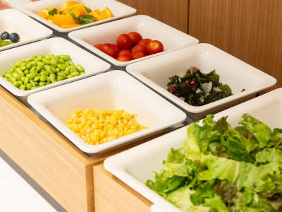 朝食ビュッフェ｜彩り豊かな野菜やフルーツが並ぶ、華やかなサラダコーナー。